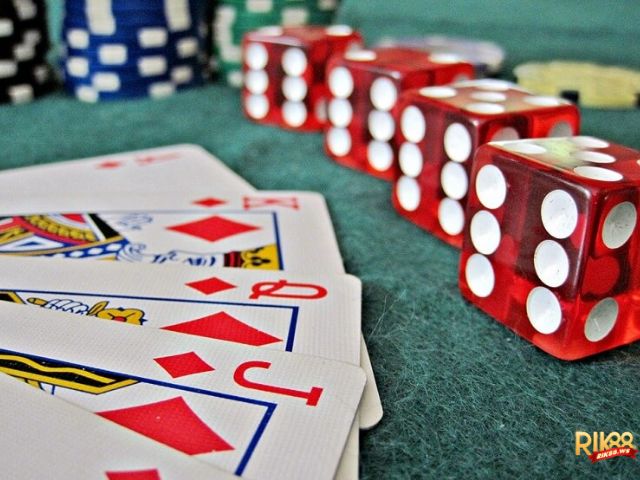 Xếp ba phé bắn bài